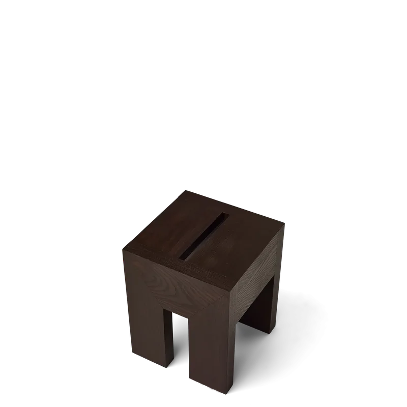 Monolith Side Table de Form & Refine en Dark Brown Ash – photo du produit 3 sur 4