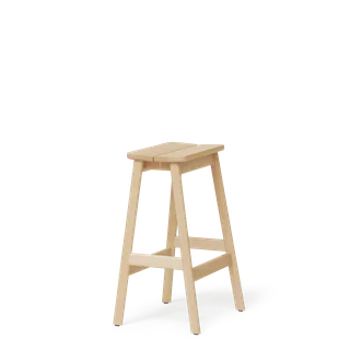 Angle Bar Stool 65 de Form & Refine en Beech – photo du produit 1 sur 3