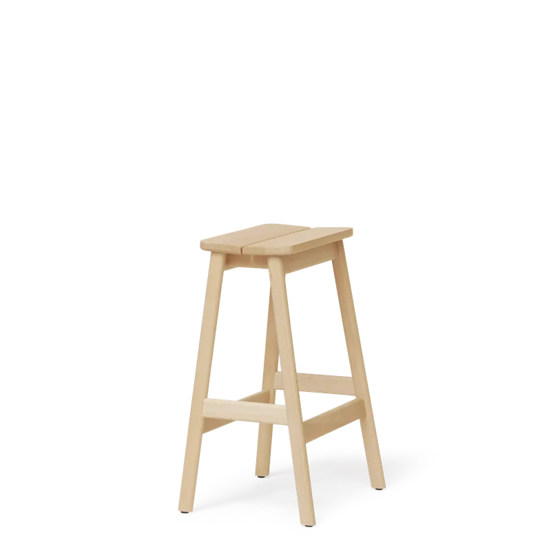 Angle Bar Stool 65 de Form & Refine en Beech – photo du produit 1 sur 3