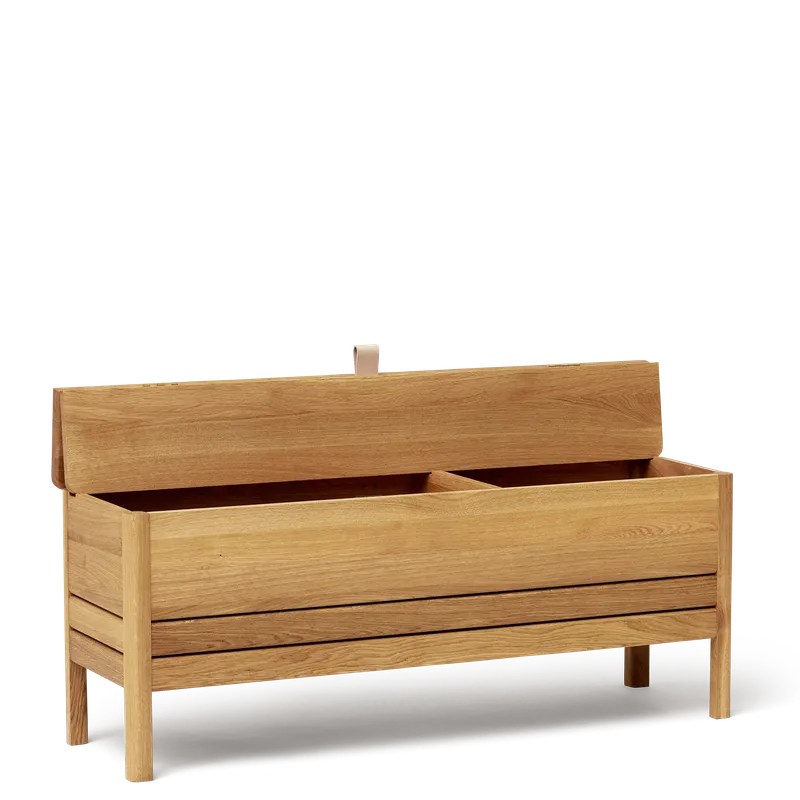 A Line Storage Bench 111 van Form & Refine in Oak – productfoto 2 van 4