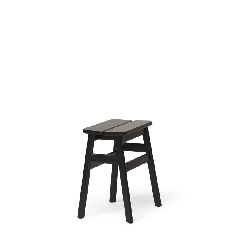 Angle Stool 45 van Form & Refine in Black – productfoto 1 van 3