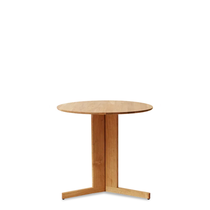 Trefoil Round Table Ø75 3 Legs van Form & Refine in Oak – productfoto 1 van 3