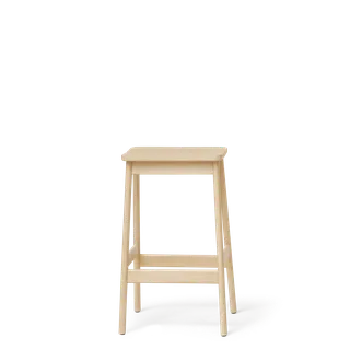 Angle Bar Stool 65 de Form & Refine en Beech – photo du produit 3 sur 3
