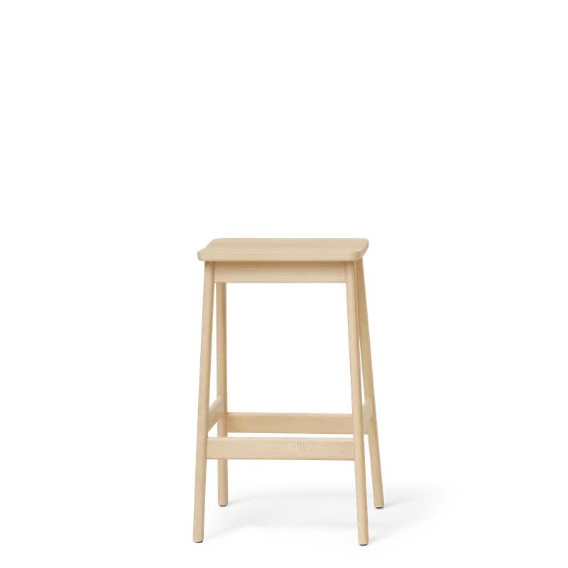 Angle Bar Stool 65 de Form & Refine en Beech – photo du produit 3 sur 3