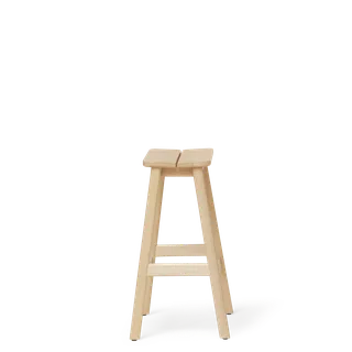 Angle Bar Stool 65 de Form & Refine en Beech – photo du produit 2 sur 3