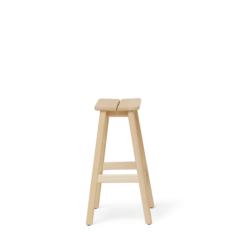 Angle Bar Stool 65 de Form & Refine en Beech – photo du produit 2 sur 3