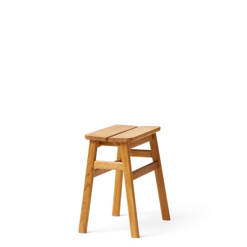 Angle Stool 45 von Form & Refine in Oak – Produktfoto 2 von 3