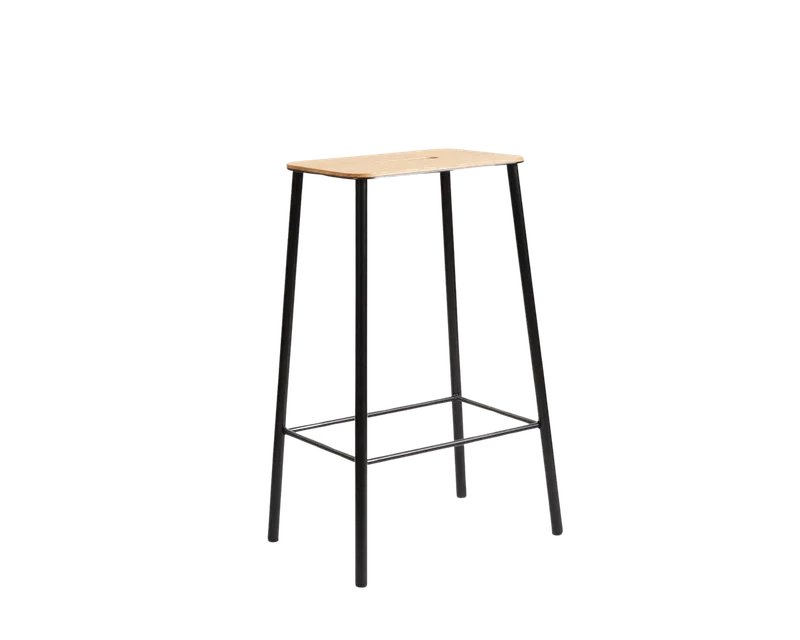 Adam Stool | Black / Oak | H65 de FRAMA en H65, Black / Oak – photo du produit