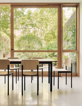Plan Chair by Fredericia in Oak lacquer, FSC Mix 70%, Black – interior photo 5 of 8