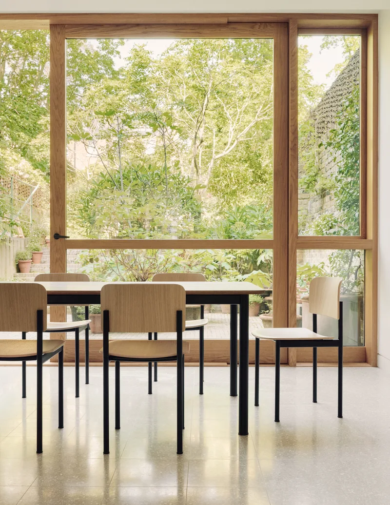 Plan Chair by Fredericia in Oak lacquer, FSC Mix 70%, Black – interior photo 5 of 8