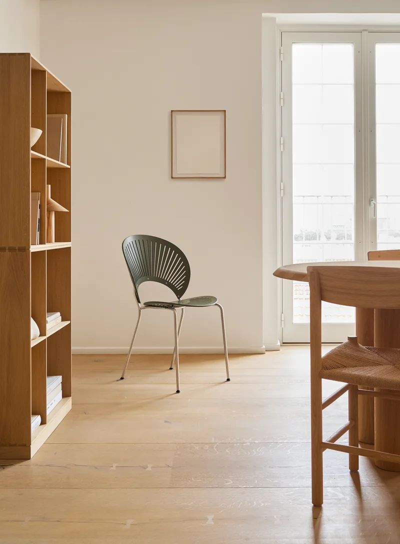 Trinidad de Fredericia en Beech khaki green, FSC Mix 70%, Chrome – photo d’ambiance 1 sur 7