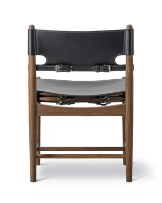 The Spanish Dining Chair de Fredericia en Leather, black, Smoked oak, oiled – photo du produit 3 sur 4