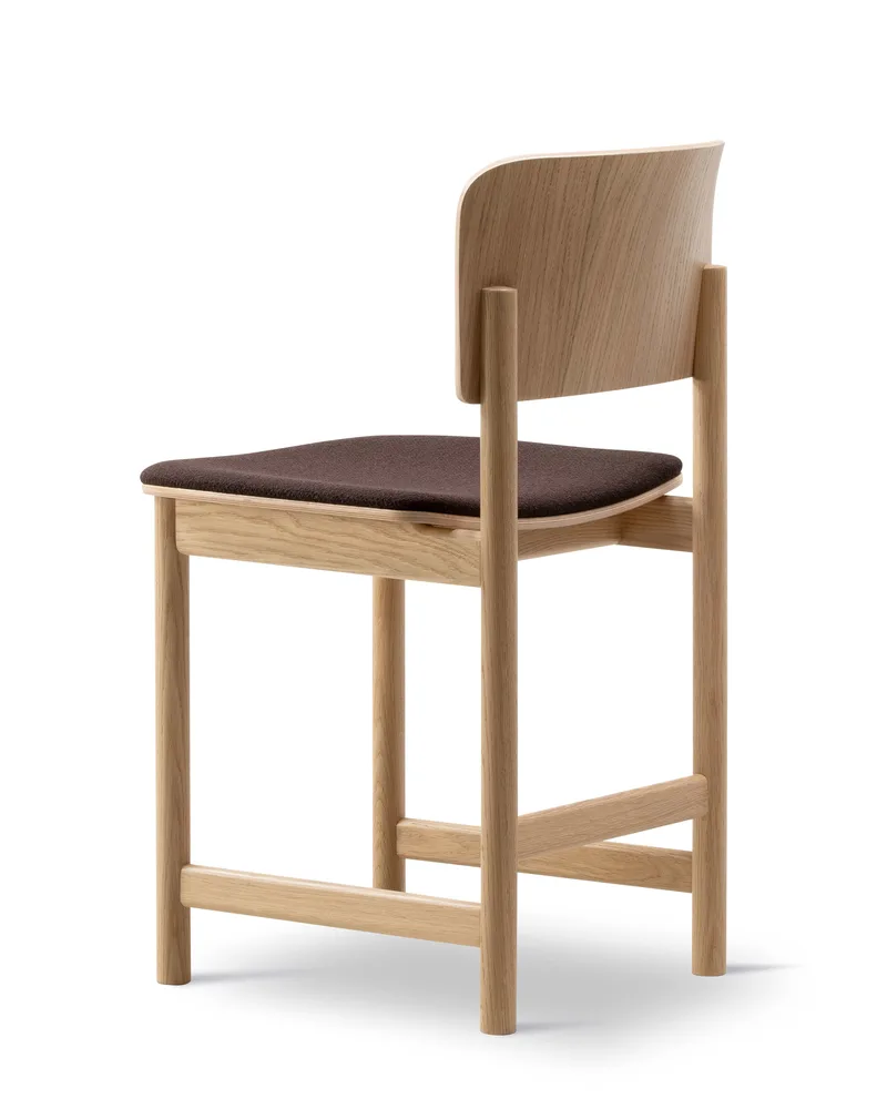 Plan Wood Chair Seat upholstered van Fredericia in Saxion 397, Oak lacquer, FSC Mix 70% – productfoto 3 van 4