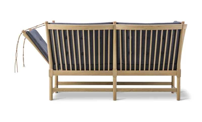 The Spoke-Back Sofa van Fredericia in Capture 5201, Oak soap, FSC Mix 70% – productfoto 1 van 4