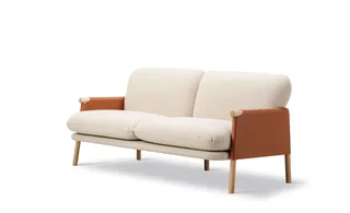 Savannah Sofa, 2 seater, 182 cm van Fredericia in Hallingdal 200, Leather Max 95, Cognac, Oak light oil, FSC Mix 70% – productfoto 1 van 4