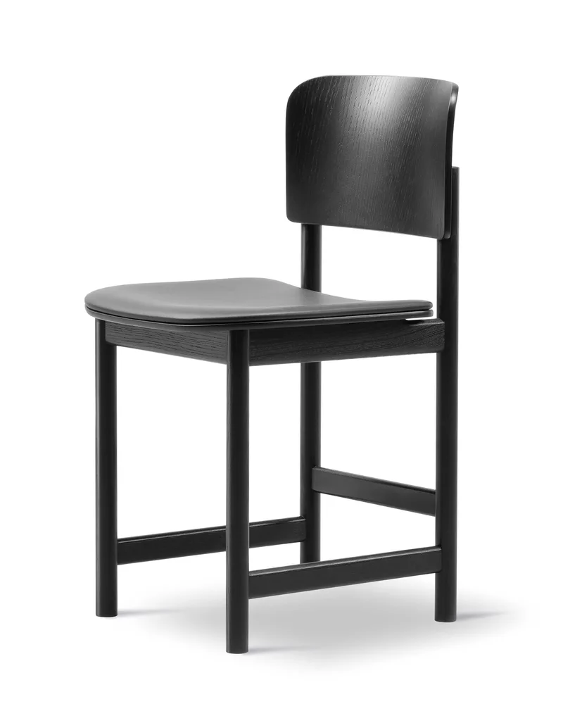 Plan Wood Chair Seat upholstered van Fredericia in Leather Omni 301, Black, Black ash, FSC Mix 70% – productfoto 1 van 4