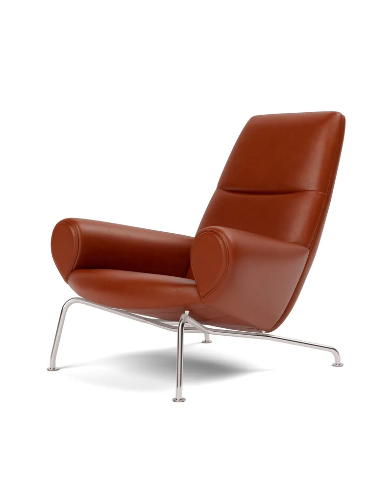 Wegner Queen Chair van Fredericia in Leather Cera 905, Russet brown, Piping as upholstery, Brushed stainless steel – productfoto 1 van 4
