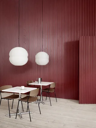 Lynderup Chair de Fredericia en Walnut lacquer, FSC Mix 70%, Black lacquer – photo d’ambiance 4 sur 6