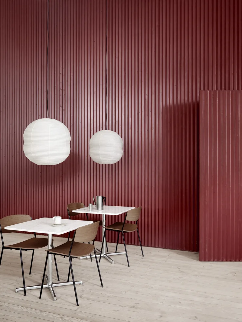 Lynderup Chair de Fredericia en Walnut lacquer, FSC Mix 70%, Black lacquer – photo d’ambiance 4 sur 6