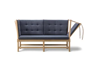 The Spoke-Back Sofa van Fredericia in Capture 5201, Oak soap, FSC Mix 70% – productfoto 4 van 4