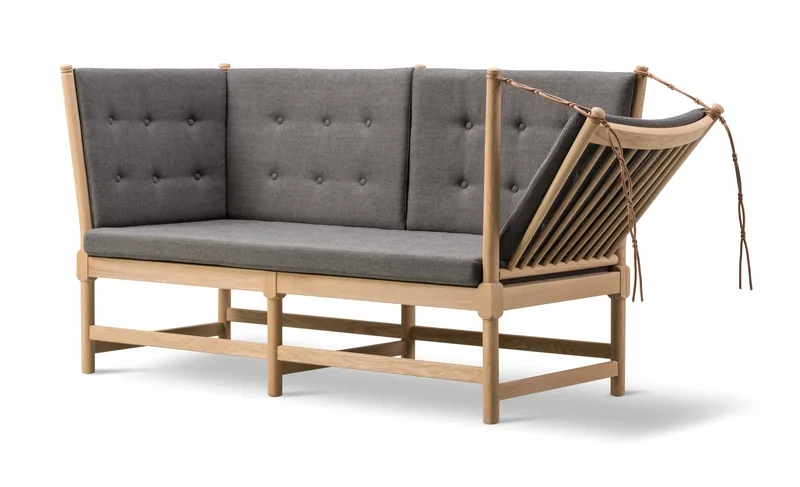 The Spoke-Back Sofa van Fredericia in Capture 4201, Oak soap, FSC Mix 70% – productfoto 1 van 4