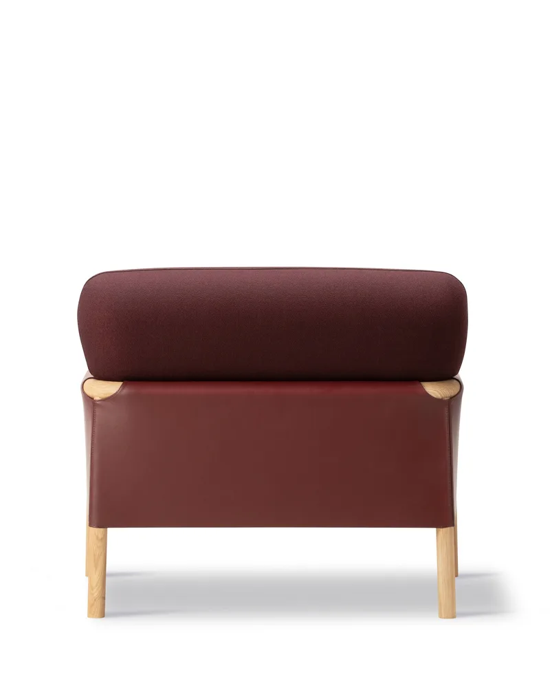 Savannah Chair by Fredericia in Vidar 693, Leather Max 93, Indian red, Oak light oil, FSC Mix 70% – product photo 3 of 4