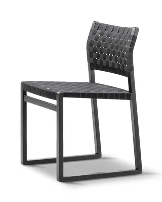 BM61 Chair Linen Webbing van Fredericia in Oak black lacquered, Linen webbing black – productfoto 1 van 4