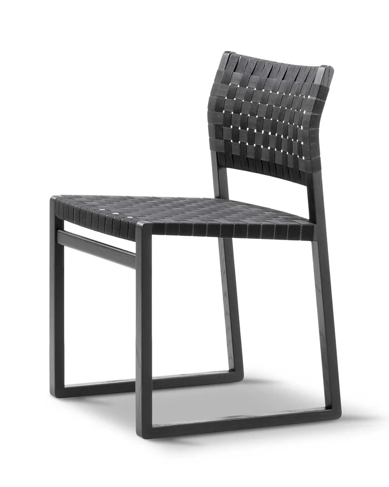 BM61 Chair Linen Webbing van Fredericia in Oak black lacquered, Linen webbing black – productfoto 1 van 4