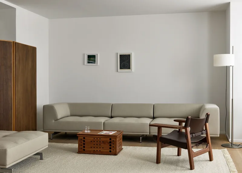 The Spanish Chair by Fredericia in Leather, dark brown, Walnut oiled – interior photo 3 of 8