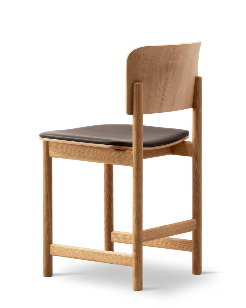 Plan Wood Chair Seat upholstered von Fredericia in Leather Omni 377, Dark brown, Oak oil, FSC Mix 70% – Produktfoto 3 von 4