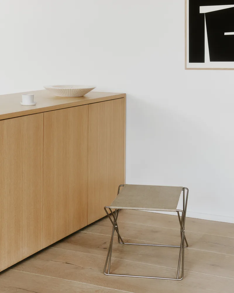 JG Folding Stool de Fredericia en Natural canvas, Brushed stainless steel – photo d’ambiance 1 sur 5