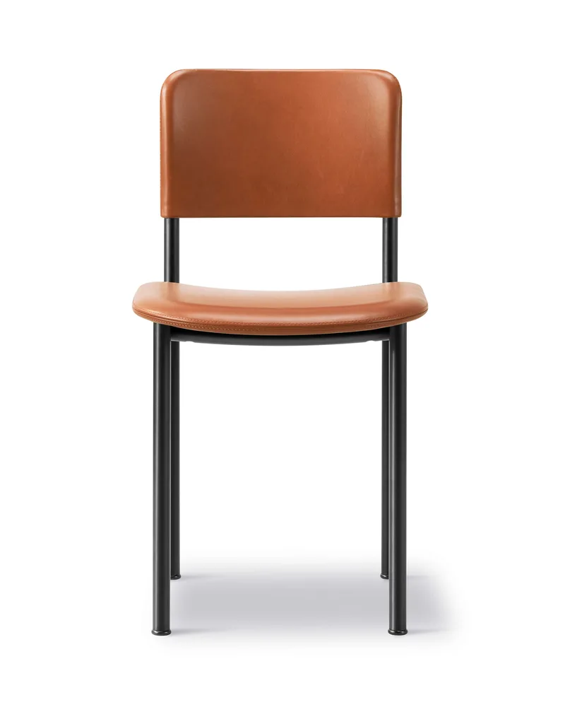 Plan Chair Fully Upholstered de Fredericia en Leather Max 95, Cognac, Black – photo du produit 5 sur 5