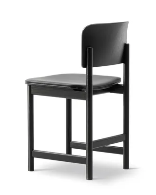 Plan Wood Chair Seat upholstered van Fredericia in Leather Omni 301, Black, Black ash, FSC Mix 70% – productfoto 3 van 4