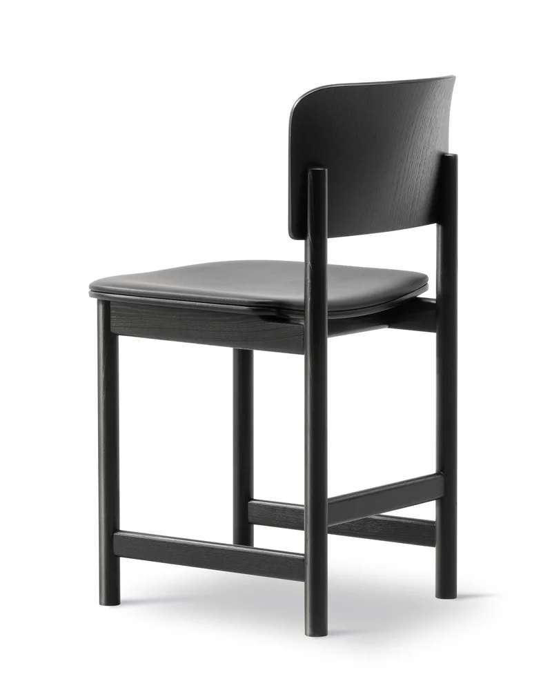 Plan Wood Chair Seat upholstered van Fredericia in Leather Omni 301, Black, Black ash, FSC Mix 70% – productfoto 3 van 4