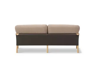 Savannah Sofa, 2 seater, 182 cm van Fredericia in Elle 280, Leather Organic 906, Mocca, Oak light oil, FSC Mix 70% – productfoto 2 van 4