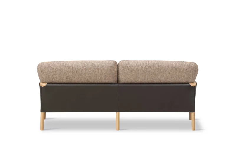 Savannah Sofa, 2 seater, 182 cm van Fredericia in Elle 280, Leather Organic 906, Mocca, Oak light oil, FSC Mix 70% – productfoto 2 van 4