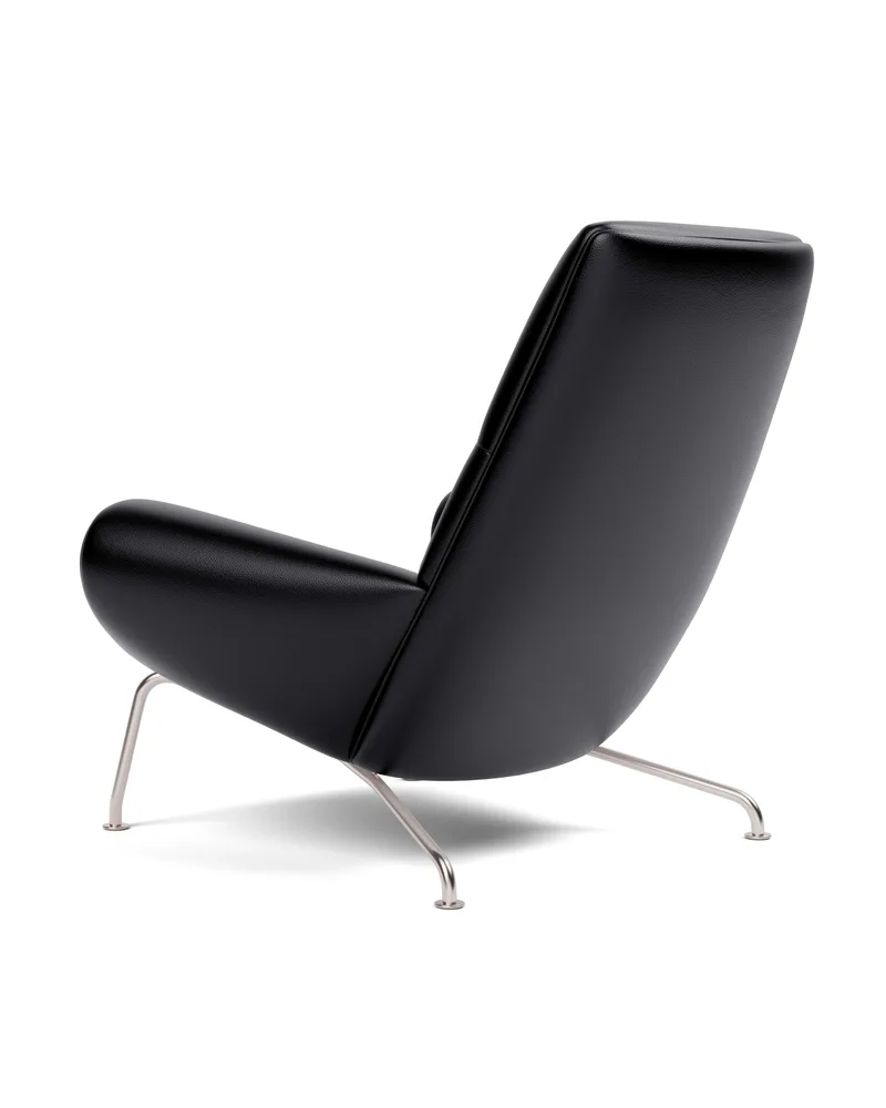 Wegner Queen Chair van Fredericia in Leather Primo 88, Black, Piping as upholstery, Brushed stainless steel – productfoto 4 van 5