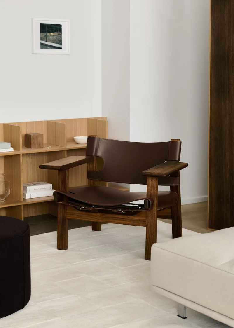 The Spanish Chair by Fredericia in Leather, dark brown, Walnut oiled – interior photo 2 of 8