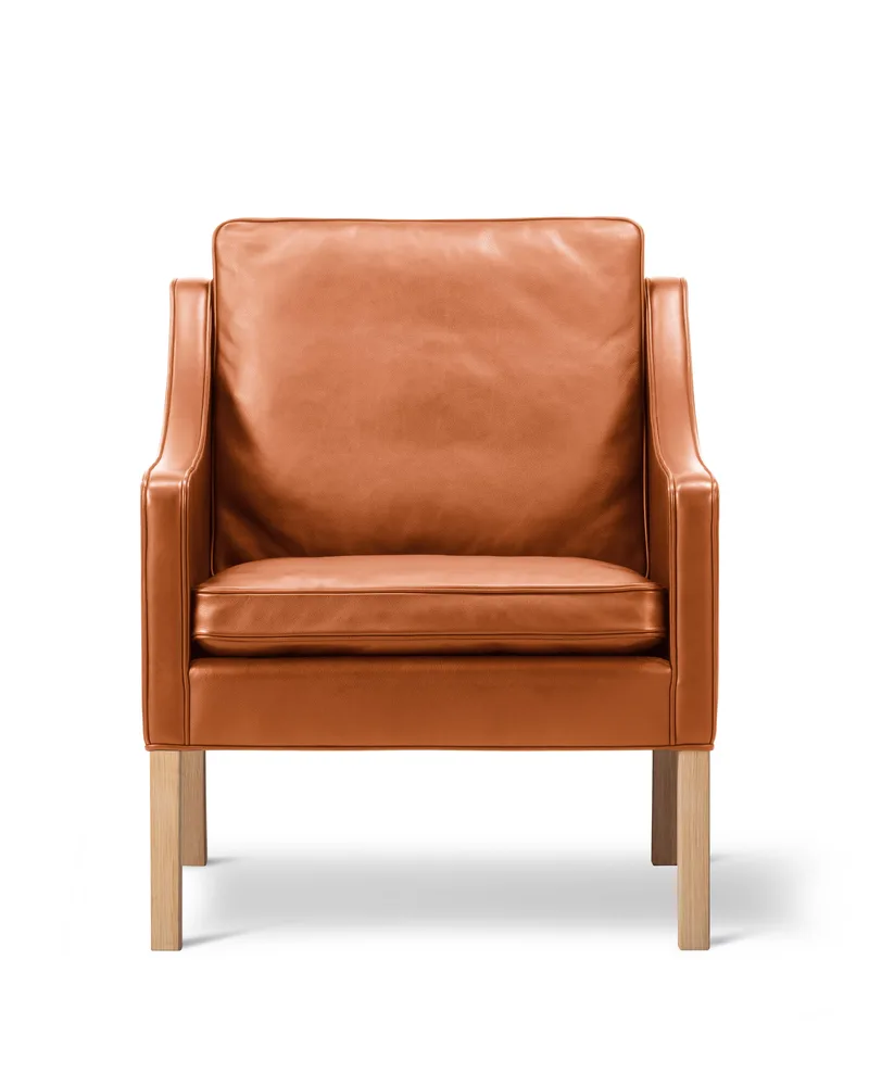 Mogensen 2207 Club Chair van Fredericia in Leather Cera 905, Russet brown, Oak light oil – productfoto