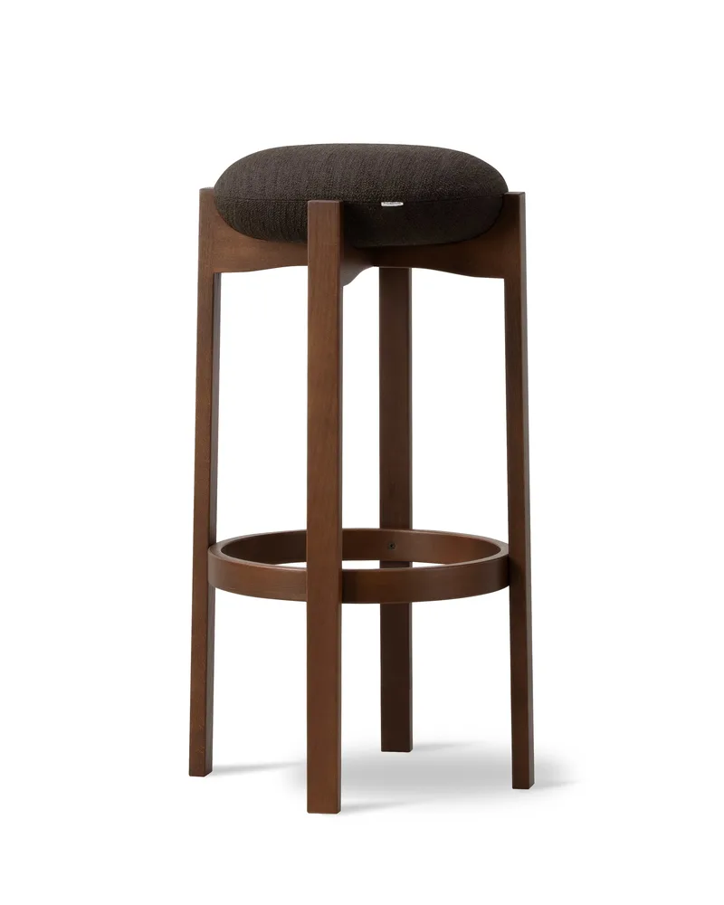Pioneer Stool von Fredericia in Odino RC41, Dark Brown, Beech Dark Brown lacquered, FSC Mix 70%, Sh 77 cm – Produktfoto