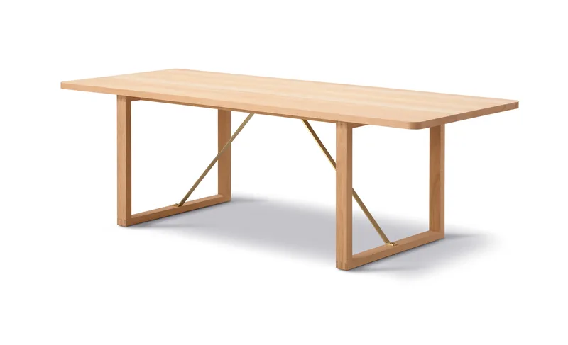BM67 Coffee Table van Fredericia in Oak light oil, Brackets in brass – productfoto 1 van 3