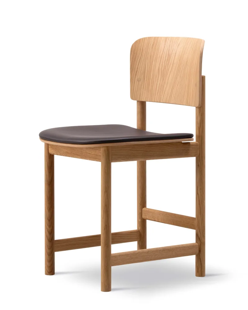Plan Wood Chair Seat upholstered von Fredericia in Leather Omni 377, Dark brown, Oak oil, FSC Mix 70% – Produktfoto 1 von 4