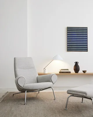Wegner Queen Chair van Fredericia in Hallingdal 116, Leather Max 95, Cognac, Brushed stainless steel – sfeerfoto 3 van 5