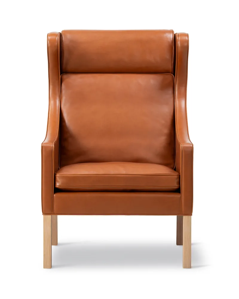 Mogensen 2204 Wing Chair von Fredericia in Leather Cera 905, Russet brown, Oak light oil – Produktfoto