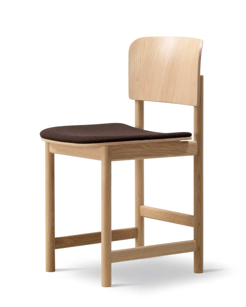 Plan Wood Chair Seat upholstered van Fredericia in Saxion 397, Oak lacquer, FSC Mix 70% – productfoto 1 van 4