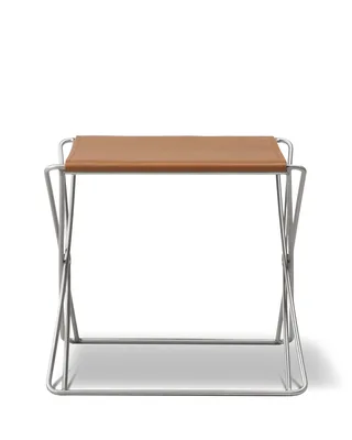 JG Folding Stool von Fredericia in Leather Max 95, Cognac, Brushed stainless steel – Produktfoto 3 von 4