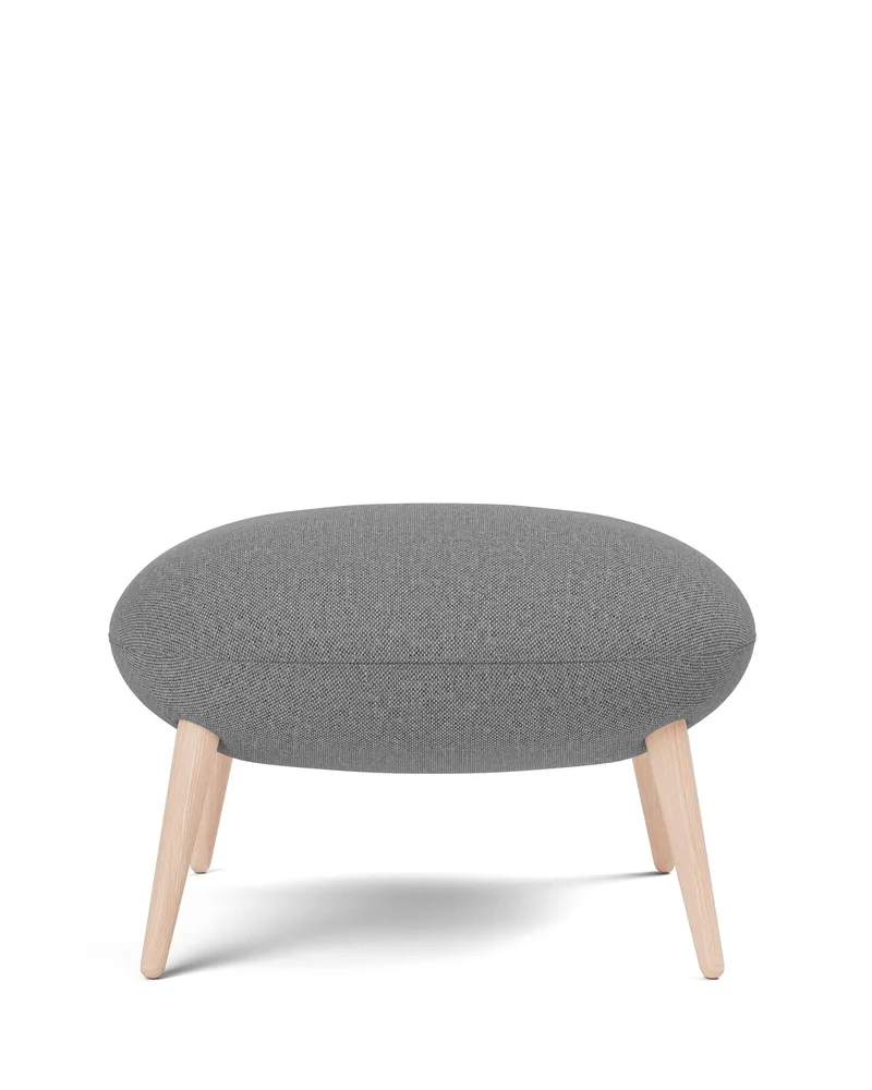 Swoon Ottoman van Fredericia in Sunniva 242, Oak lacquer, FSC Mix 70% – productfoto