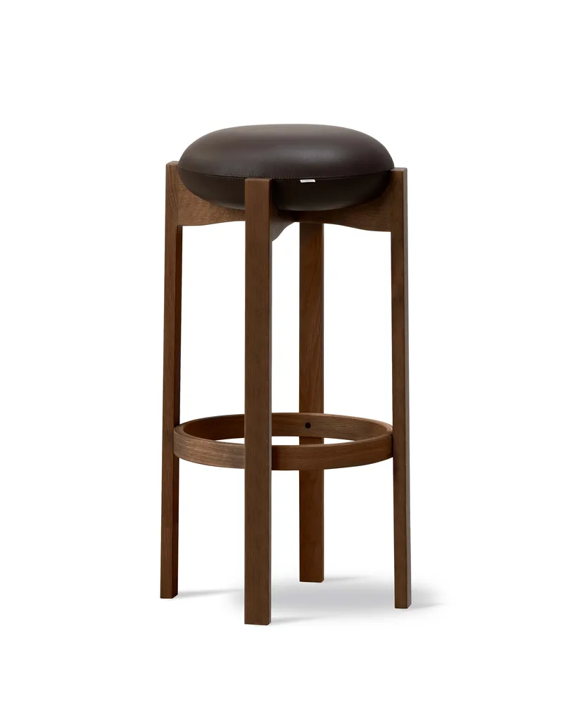 Pioneer Stool de Fredericia en Leather Primo 86-1, Dark brown, Smoked oak stained lacquer, FSC Mix 70%, Sh 77 cm – photo du produit 1 sur 2
