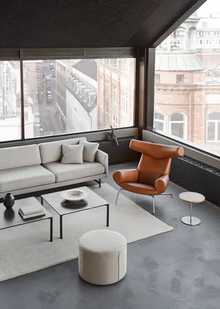 Wegner Ox Chair von Fredericia in Leather Cera 905, Russet brown, Piping as upholstery, Brushed stainless steel – Ambientefoto 2 von 6