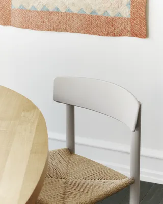 J39 Mogensen Chair van Fredericia in Natural paper cord, Beech pebble grey, FSC Mix 70% – sfeerfoto 3 van 9